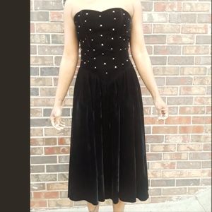 Positively Ellyn Vintage Sweetheart Strapless Black Velvet Midi Dress